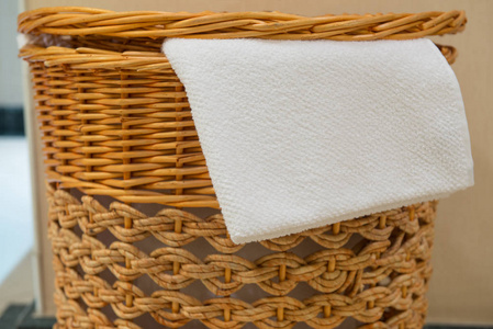 在酒店浴室的柳条篮中的白色毛巾巾