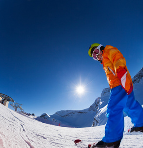 微笑的男孩在滑雪的滑雪面罩