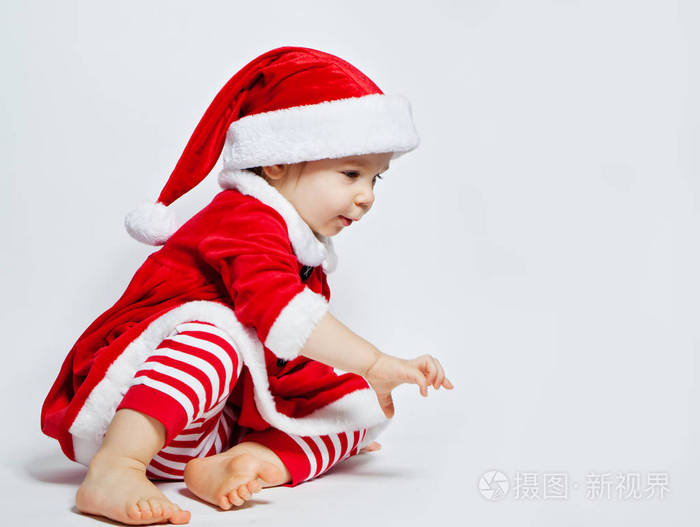 可爱的圣诞节孩子在圣诞老人帽子在白色背景