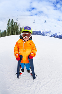 小男孩戴着滑雪面罩和头盔