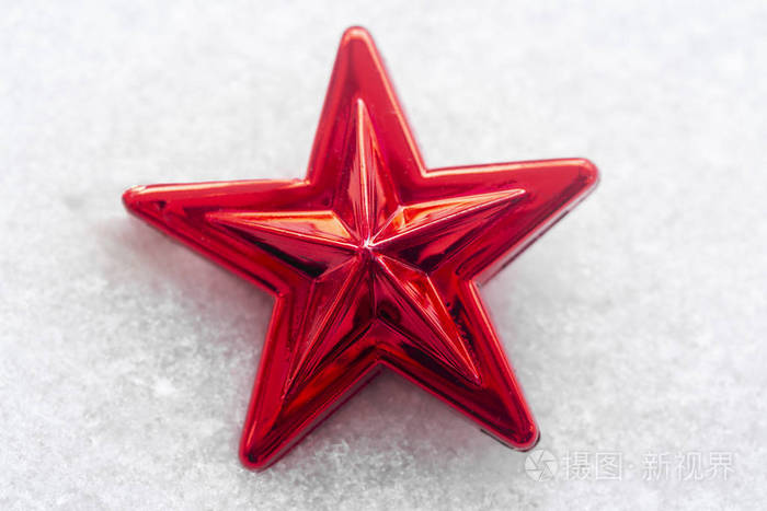 圣诞节玩具红星在雪盖木背景