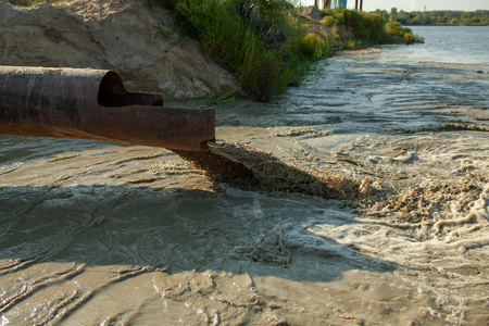 湖泊环境水从管道流入河流,湖泊,大海.环境污染,生态灾难照片