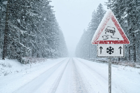 冬季驾车一条乡间小路上的大雪。驾驶它变得危险