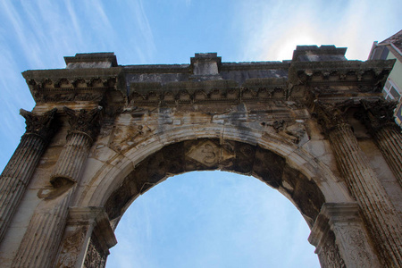Sergii 的拱是一个古老的罗马凯旋拱门位于克罗地亚普拉。建造日期 2927 公元前