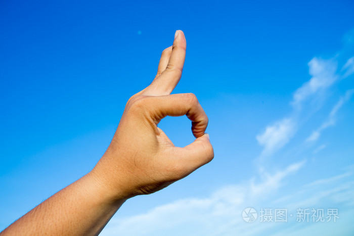 手在蓝蓝的天空