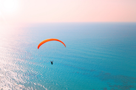 滑翔伞翱翔在海边照片