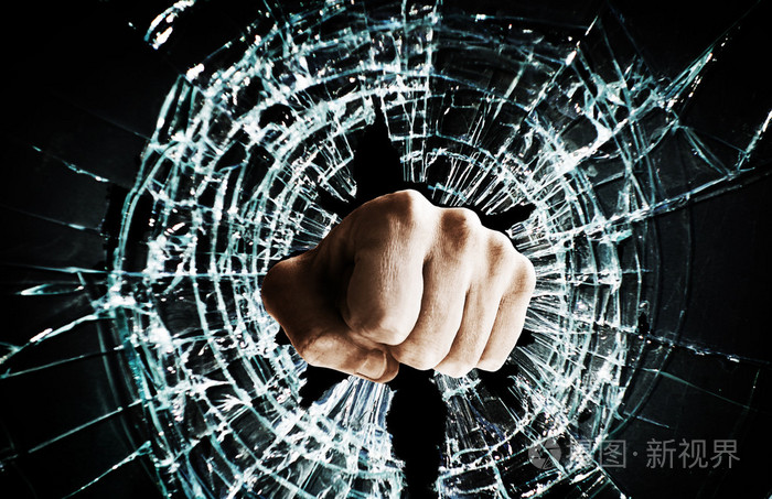 破的窗户的拳头