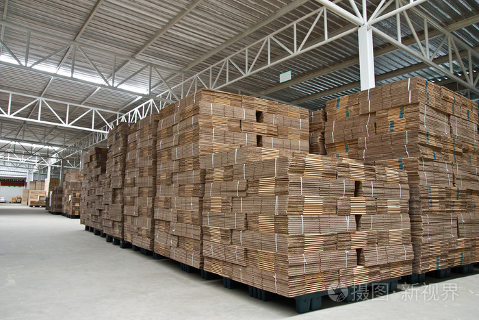 折叠的纸盒仓库中的堆栈