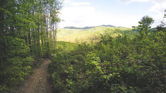 在山里开车旅行。乌克兰远征 喀尔巴泰边界。2018年4月。越野车。上衣的美。乌克兰喀尔巴泰山脉