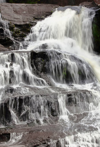 美丽的瀑布在山上。Chattrakran 国家公园在彭世洛泰国