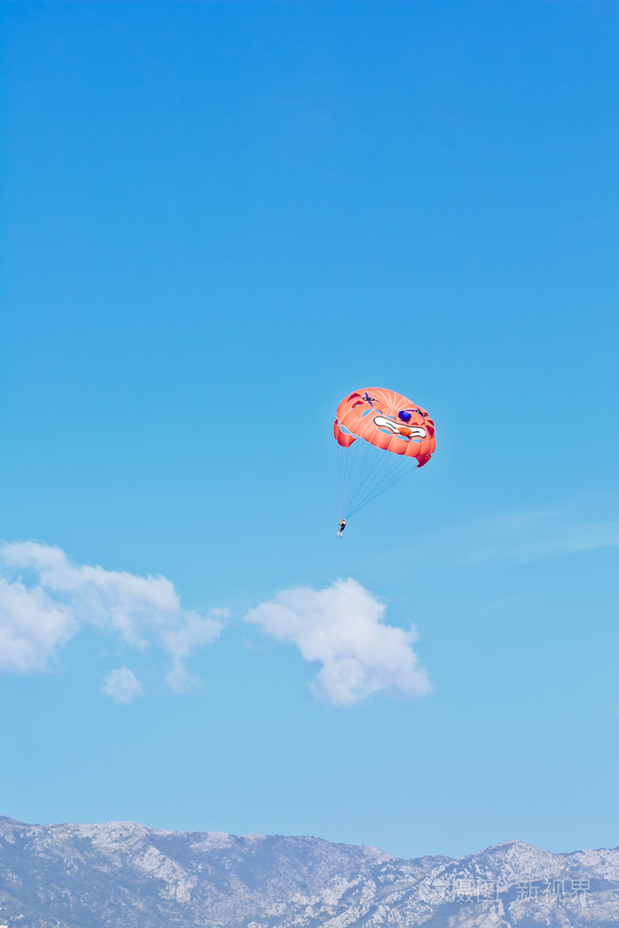 降落伞在天空和山