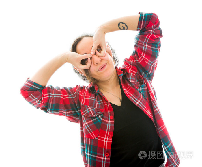 用手蒙住眼睛的女人