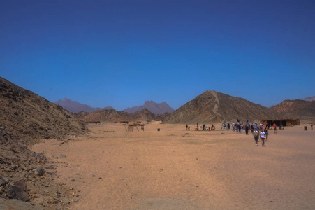 山区干燥的沙漠在假期。狩猎旅行中埃及沙滩的类型。胡尔加达和开罗亚洲。用于设计的库存照片