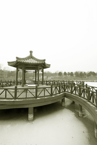 馆和铁路在一个公园，传统中国建筑 s