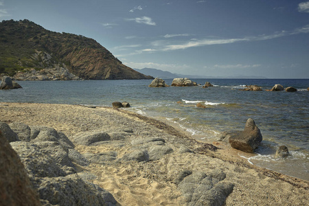 美丽的地中海海滩典型的南部撒丁岛海岸接管在夏天