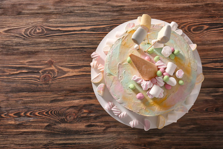 木制背景美味的生日蛋糕盘子