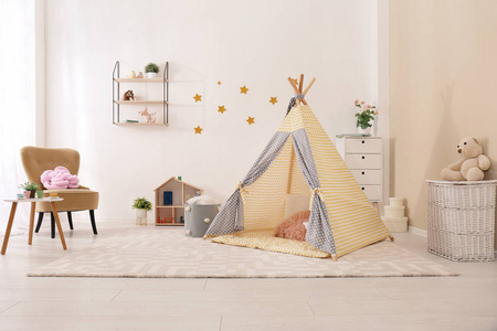 舒适的房室内带游戏帐篷和玩具