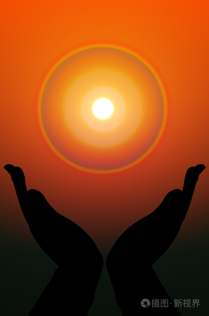 手和太阳在暮光中的剪影