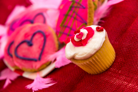 情人节粉红色饼干和蛋糕用的心