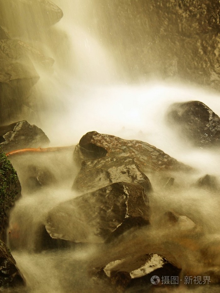 装满了水雨后的小瀑布。湿的玄武岩大石块，乳白色水满溪流和泡沫的几点思考