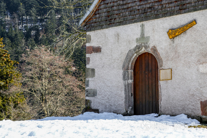 美丽的小教堂，在冰天雪地的设置