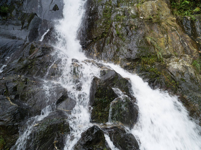 热带雨林山瀑布鸟瞰图