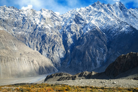 喀喇鲁南山脉的积雪覆盖。巴基斯坦帕苏