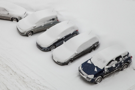 埋在雪里的汽车