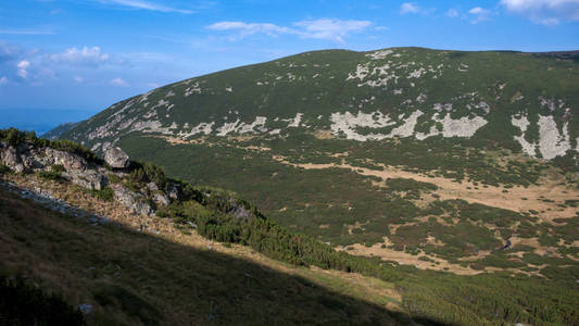 从路线到攀登的壮观的风景 Musala 山顶, Rila 山, 保加利亚
