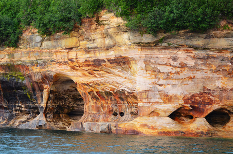 在图所示的岩石国家湖岸海洞穴