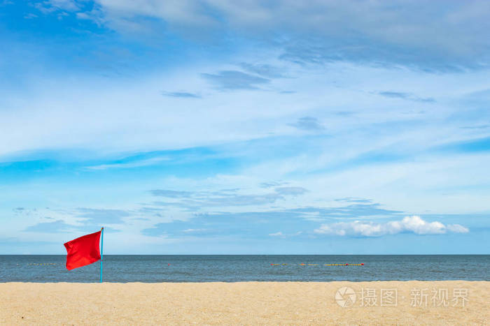 海边的沙滩上绣着红旗