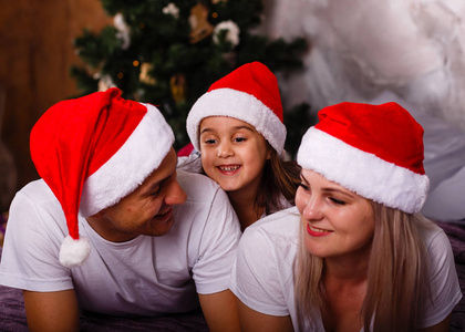 圣诞快乐的家庭庆祝圣诞节在圣诞老人帽子