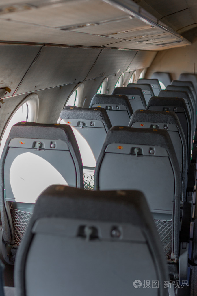 在一排的飞机座椅