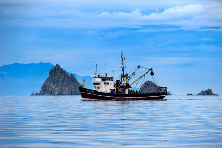 远处的渔船图片-远处的渔船素材-远处的渔船插画-摄图新视界