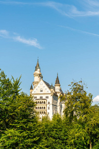 美丽的建筑学在新天鹅堡城堡在德国的巴法力亚阿尔卑斯与蓝色天空