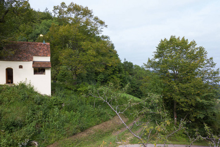 在9月的一天, 在德国南部的农村地区, 带着一棵老橡树的流浪教堂