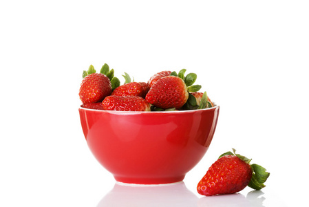 在一个碗里的新鲜红草莓