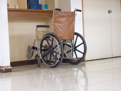 在医院的蓝色公用电话前面有轮椅停车。老年人或患病者可使用轮椅