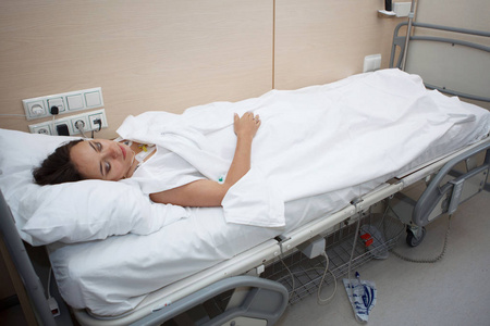 病床上的女人图片