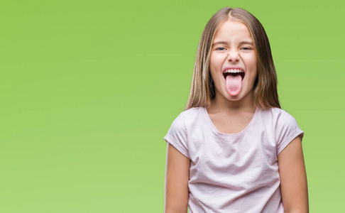 在与世隔绝的背景下, 年轻漂亮的女孩伸出舌头, 快乐的表情.