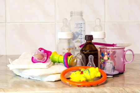 玻璃奶瓶喂养 玩具和婴儿尿布的混合物与