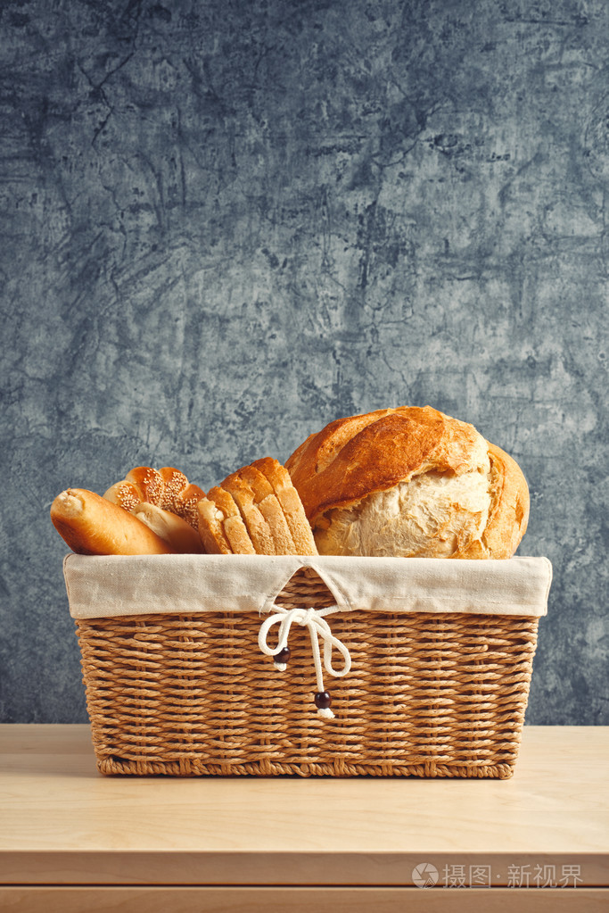 美味的面包和卷在柳条编织的篮子