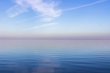 夏季海景。海洋中的天际线。大自然的颜色。晴朗的天空。水面天空在水中的倒影