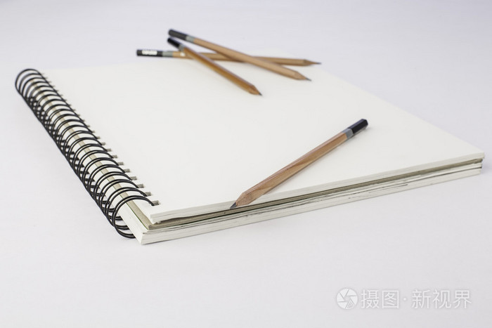纸和铅笔在白纸上