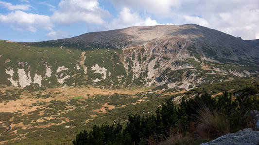 从路线到攀登的壮观的风景 Musala 山顶, Rila 山, 保加利亚