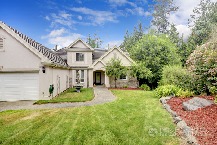 灰色米色大好房子外观的夏天风景