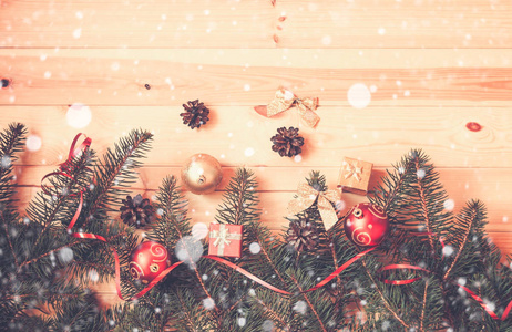 圣诞节的边界由冷杉树枝装饰品和礼物制成。复古风格。顶视图