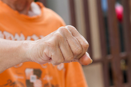 老人的拳头照片