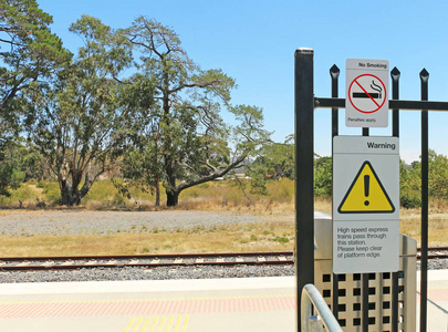 警告标志高速特快列车通过本站