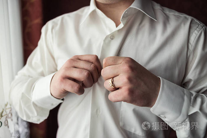 生意人礼服白色衬衣男性手特写新郎准备在早晨在婚礼之前
